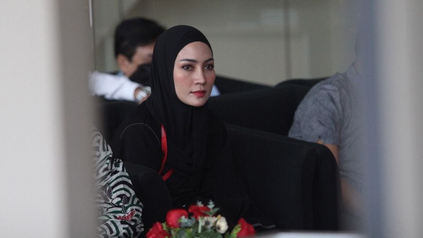 Gaya Model Asal Manado Fenny Steffy Burase saat Diperiksa KPK - Bagian 3