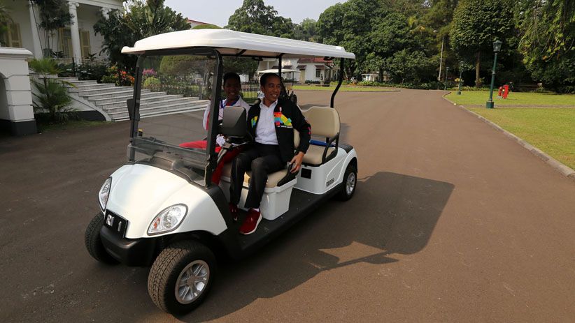 Presiden Jokowi Ajak Lalu Muhammad Zohri Keliling Istana Bogor - Bagian 6