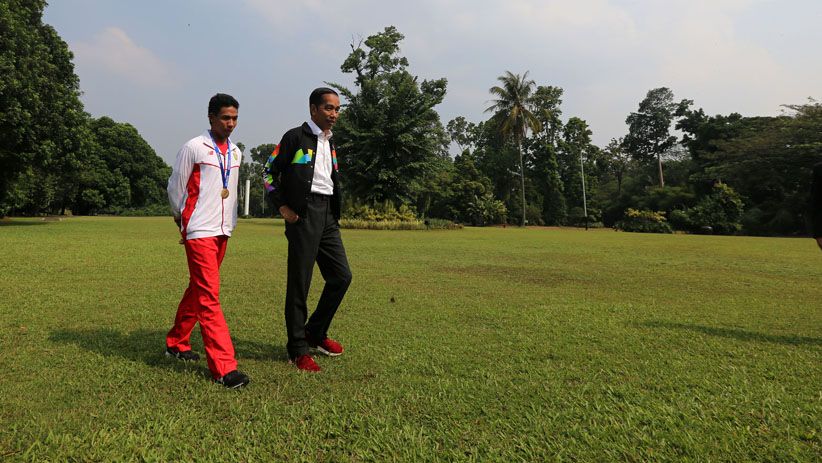 Presiden Jokowi Ajak Lalu Muhammad Zohri Keliling Istana Bogor - Bagian 5