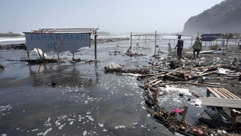 Cuaca Ekstrem di Cilacap, Bangunan Hancur Dihantam Gelombang Tinggi - Bagian 2