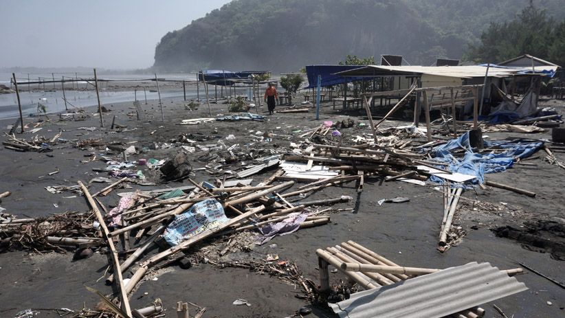 Cuaca Ekstrem di Cilacap, Bangunan Hancur Dihantam Gelombang Tinggi - Bagian 1