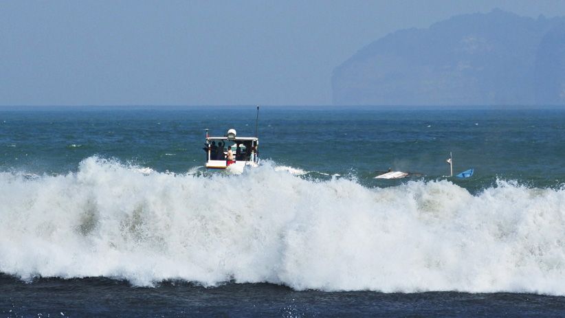 Cuaca Ekstrem di Cilacap, Bangunan Hancur Dihantam Gelombang Tinggi - Bagian 3