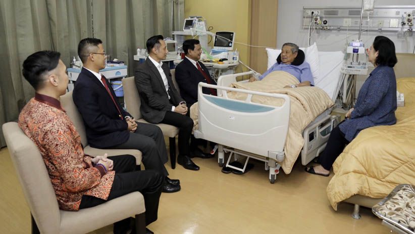 Jokowi-JK Jenguk SBY di RSPAD Gatot Subroto - Bagian 2