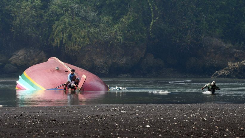 Basarnas Cari Korban Kapal Tenggelam yang Hilang di Jember  - Bagian 4