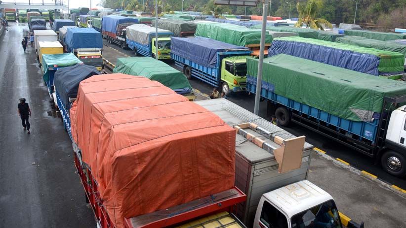 Dampak Cuaca Buruk, Penumpang Menumpuk di Pelabuhan Padangbai  - Bagian 2