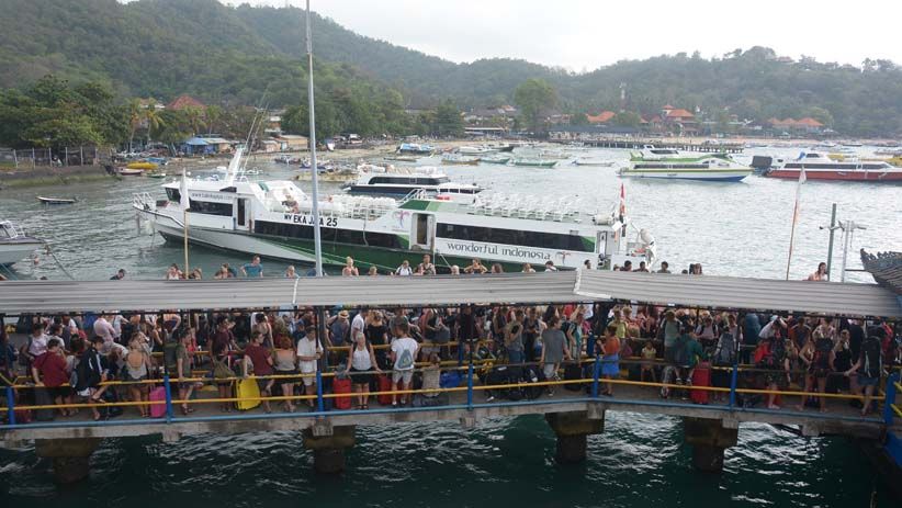 Dampak Cuaca Buruk, Penumpang Menumpuk di Pelabuhan Padangbai  - Bagian 1