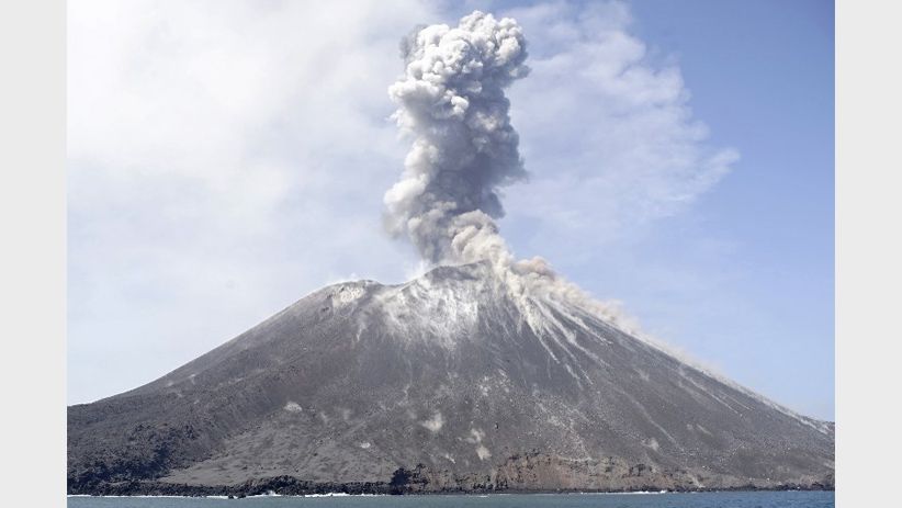 Indahnya Letusan Lava Gunung Anak Krakatau - Bagian 4