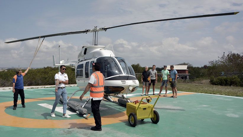 Hindari Gelombang Laut Tinggi, Wisatawan Beralih Naik Helikopter - Bagian 2