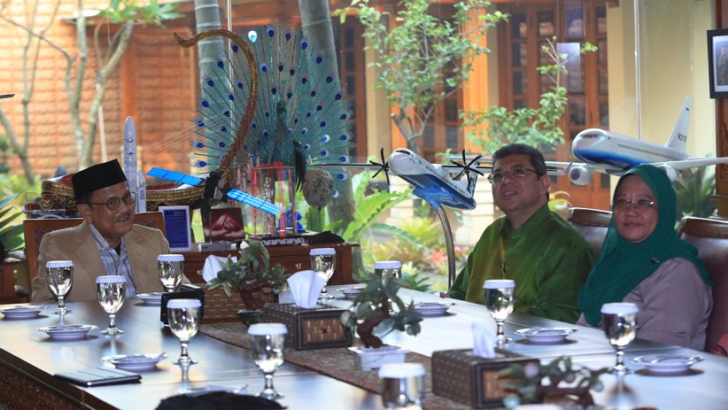 BJ Habibie Terima Kunjungan Menlu Malaysia Dato' Saifuddin Abdullah - Bagian 2