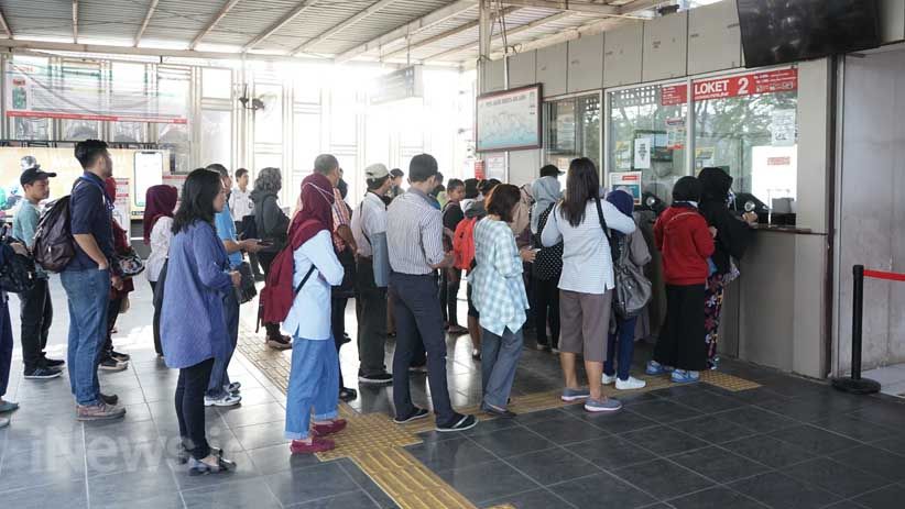 Penumpang KRL Antre Beli Tiket Kertas - Bagian 4