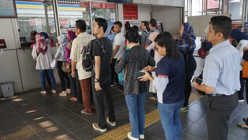 Penumpang KRL Antre Beli Tiket Kertas - Bagian 3