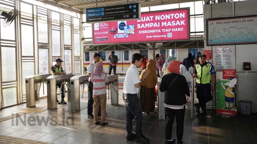 Penumpang KRL Antre Beli Tiket Kertas - Bagian 5