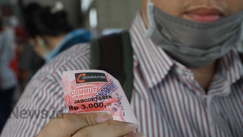 Penumpang KRL Antre Beli Tiket Kertas - Bagian 2