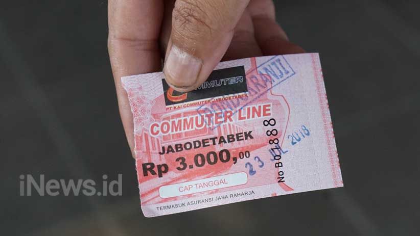Penumpang KRL Antre Beli Tiket Kertas - Bagian 1