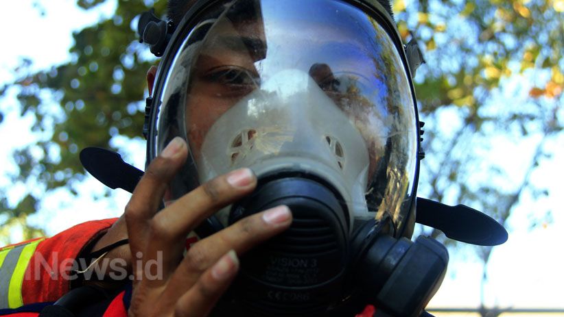 Pemadam Kebakaran Pemkot Surabaya Simulasikan Senjata Baru Bom Pack - Bagian 4