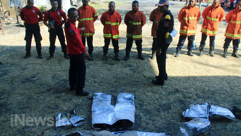Pemadam Kebakaran Pemkot Surabaya Simulasikan Senjata Baru Bom Pack - Bagian 5