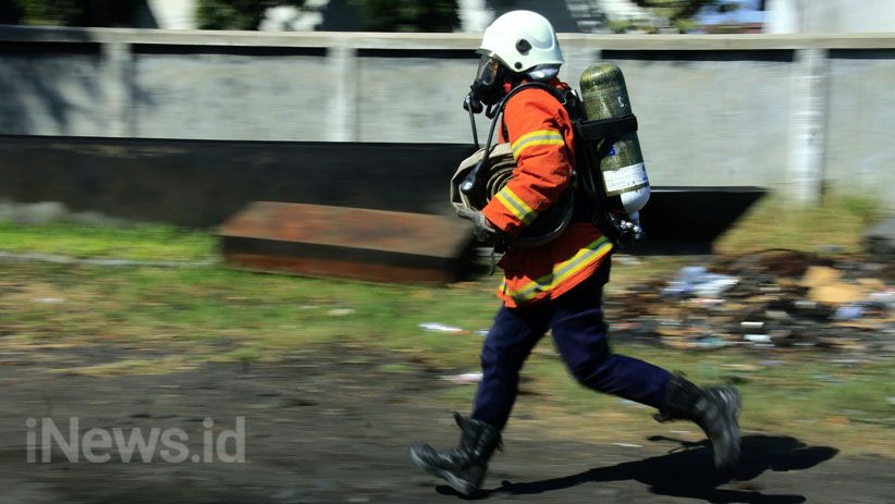 Pemadam Kebakaran Pemkot Surabaya Simulasikan Senjata Baru Bom Pack - Bagian 7