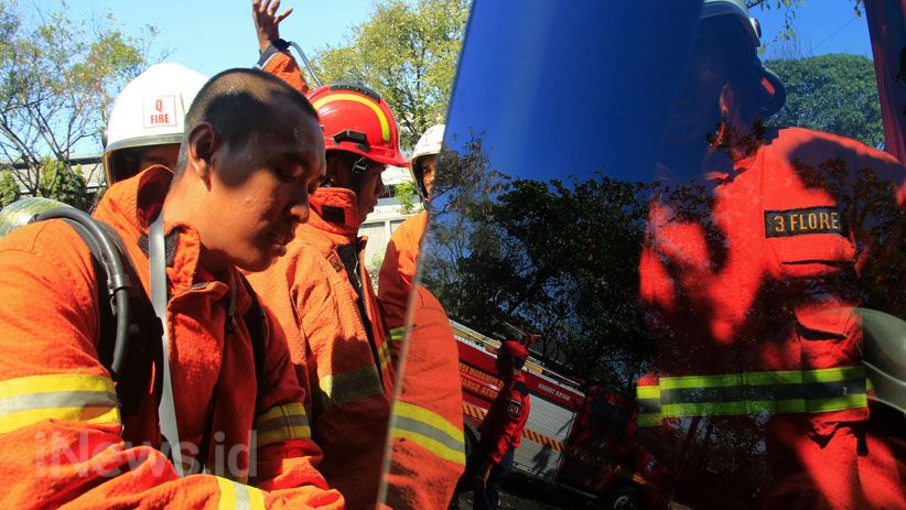 Pemadam Kebakaran Pemkot Surabaya Simulasikan Senjata Baru Bom Pack - Bagian 8