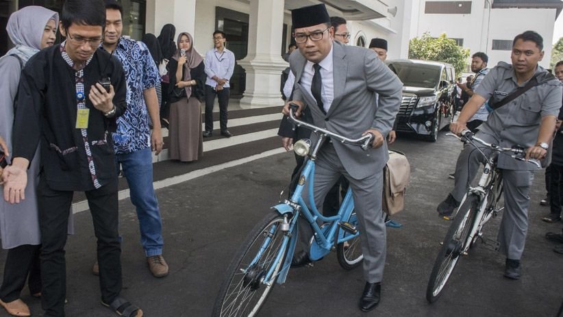 Ridwan Kamil Naik Sepeda Ontel saat Perkenalan dengan DPRD Jabar - Bagian 2