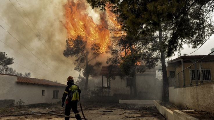 Foto-Foto Kebakaran Hutan di Yunani, 74 Orang Tewas  - Bagian 3