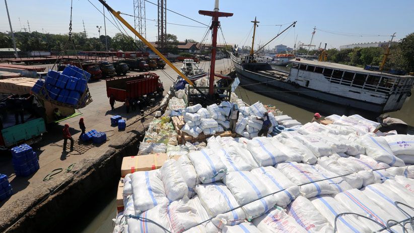 Kapal Tertahan di Pelabuhan Kalimas akibat Gelombang Tinggi  - Bagian 5