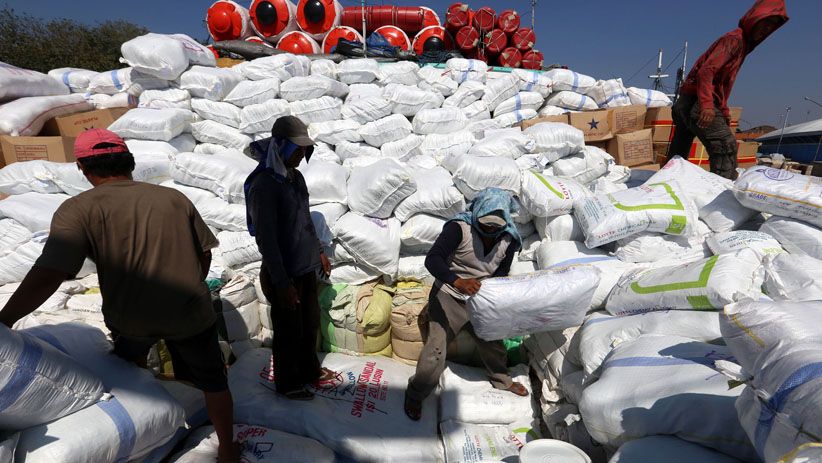 Kapal Tertahan di Pelabuhan Kalimas akibat Gelombang Tinggi  - Bagian 4