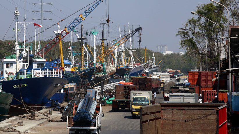 Kapal Tertahan di Pelabuhan Kalimas akibat Gelombang Tinggi  - Bagian 3