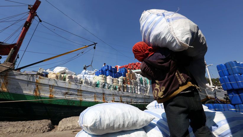 Kapal Tertahan di Pelabuhan Kalimas akibat Gelombang Tinggi  - Bagian 2