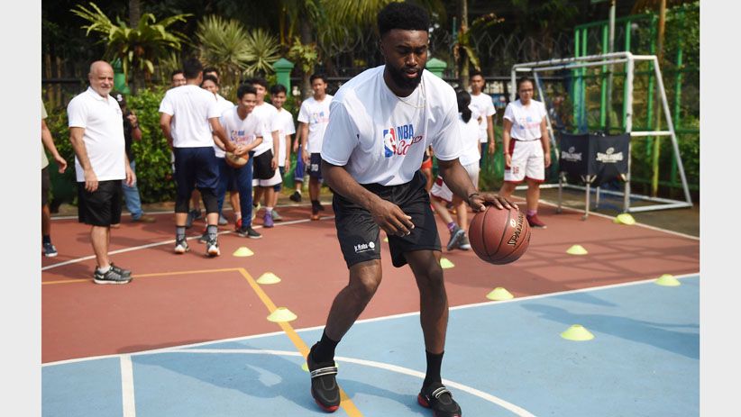 Pemain Basket NBA Jaylen Brown Melatih Siswa SMU 82 - Bagian 2