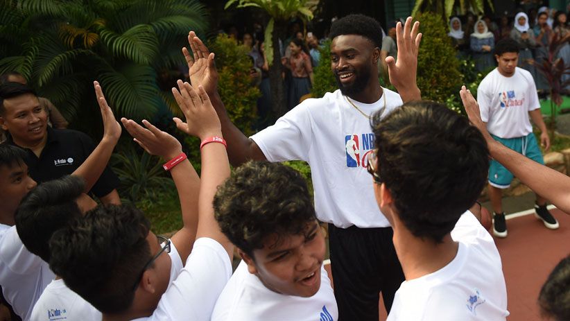 Pemain Basket NBA Jaylen Brown Melatih Siswa SMU 82 - Bagian 3