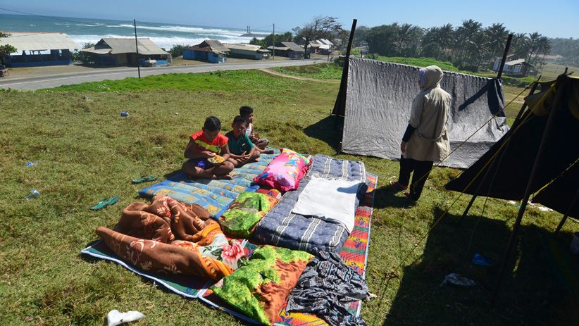Khawatir Gelombang Tinggi, Warga Pesisir Desa Pamayang Mengungsi - Bagian 1