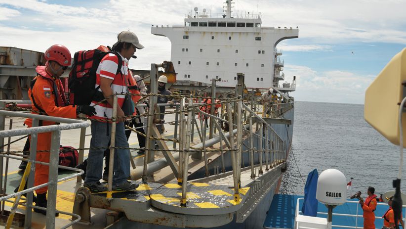 Basarnas Evakuasi ABK Asing yang Alami Gangguan Pernafasan di Tengah Laut - Bagian 2