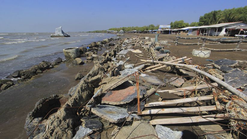 Bangunan Ikon Wisata Indramayu Hancur Diterjang Gelombang Tinggi - Bagian 2