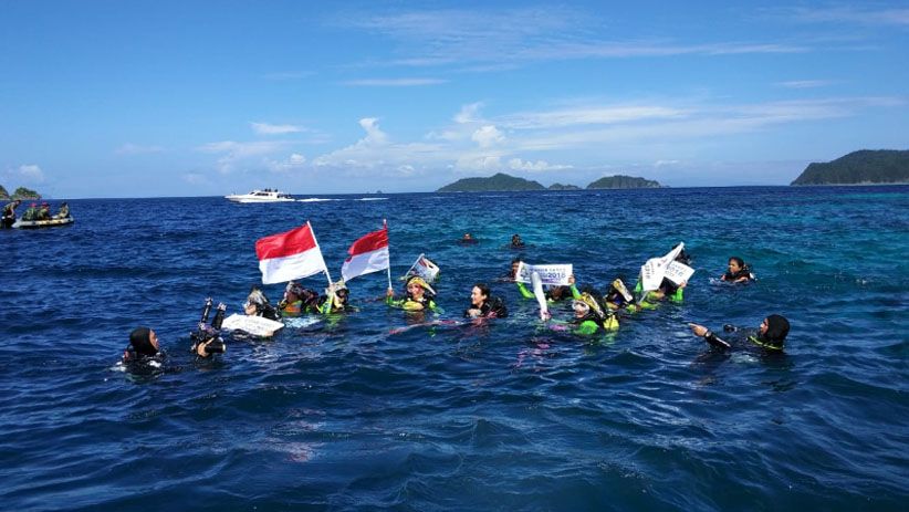 Wanita Selam Indonesia Bawa Api Obor Asian Games di Perairan Raja Ampat - Bagian 2