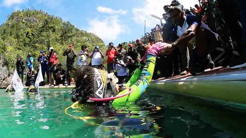 Wanita Selam Indonesia Bawa Api Obor Asian Games di Perairan Raja Ampat - Bagian 5