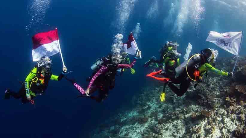 Wanita Selam Indonesia Bawa Api Obor Asian Games di Perairan Raja Ampat - Bagian 1
