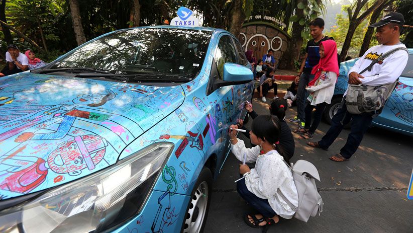 Taksi Blue Bird Ini Dipenuhi dengan Lukisan Anak-Anak - Bagian 2