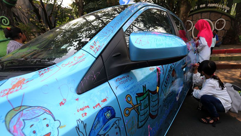 Taksi Blue Bird Ini Dipenuhi dengan Lukisan Anak-Anak - Bagian 3