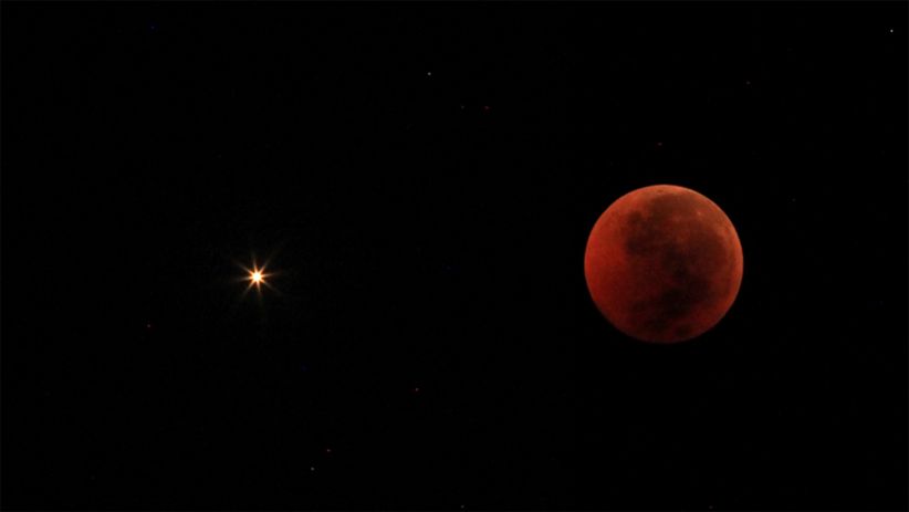 Foto-Foto Gerhana Bulan Total Terlama Abad Ini - Bagian 3