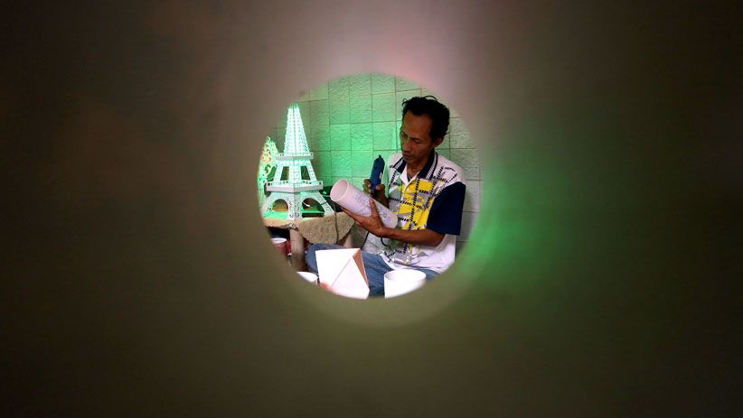 Perajin Ini Sulap Paralon Bekas Jadi Lampu Hias Cantik - Bagian 2