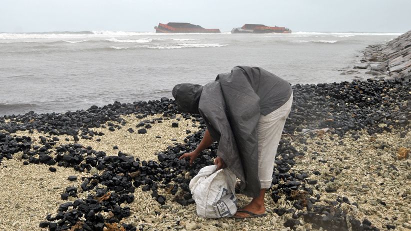 Kapal Tongkang Terbelah 2 Dihantam Ombak, Batu Bara Tumpah ke Pantai - Bagian 3
