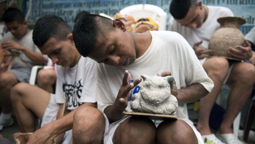 Anggota Geng Paling Ditakuti di Dunia Ini Ternyata Ahli Merajut - Bagian 5