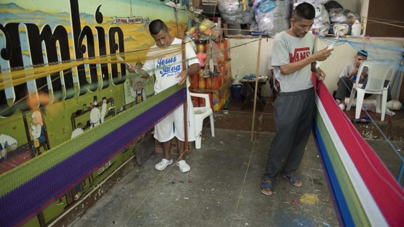 Anggota Geng Paling Ditakuti di Dunia Ini Ternyata Ahli Merajut - Bagian 6