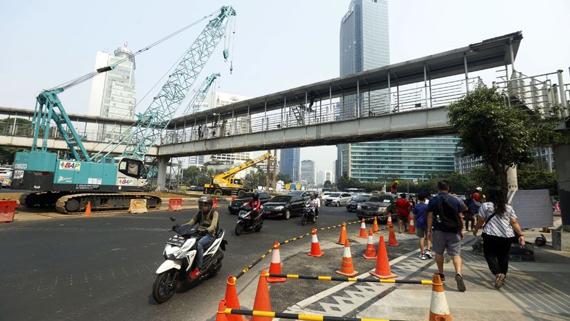 JPO Bundaran HI Dibongkar, Warga Menyeberang di Pelican Crossing - Bagian 5