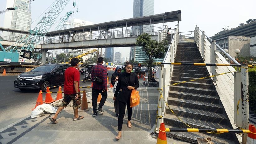 JPO Bundaran HI Dibongkar, Warga Menyeberang di Pelican Crossing - Bagian 4