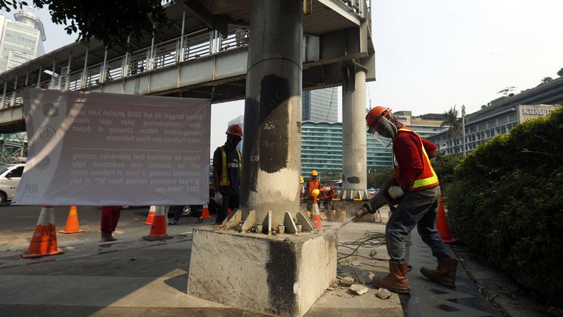 JPO Bundaran HI Dibongkar, Warga Menyeberang di Pelican Crossing - Bagian 6
