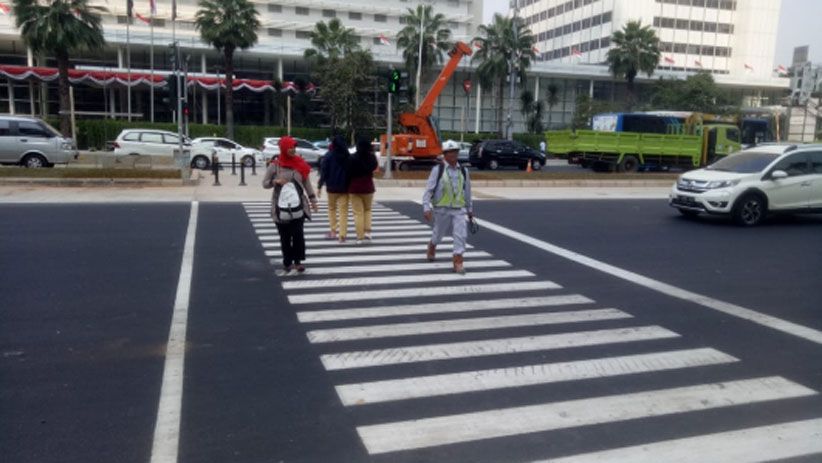 JPO Bundaran HI Dibongkar, Warga Menyeberang di Pelican Crossing - Bagian 2