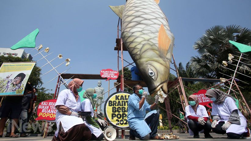 Aktivis Lingkungan Bawa Ikan Raksasa Keracunan Popok Bayi - Bagian 1