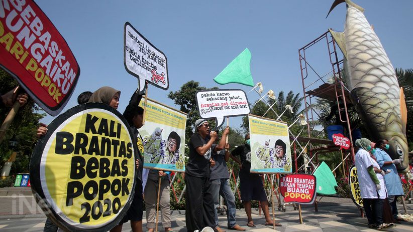 Aktivis Lingkungan Bawa Ikan Raksasa Keracunan Popok Bayi - Bagian 4