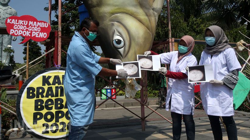 Aktivis Lingkungan Bawa Ikan Raksasa Keracunan Popok Bayi - Bagian 3